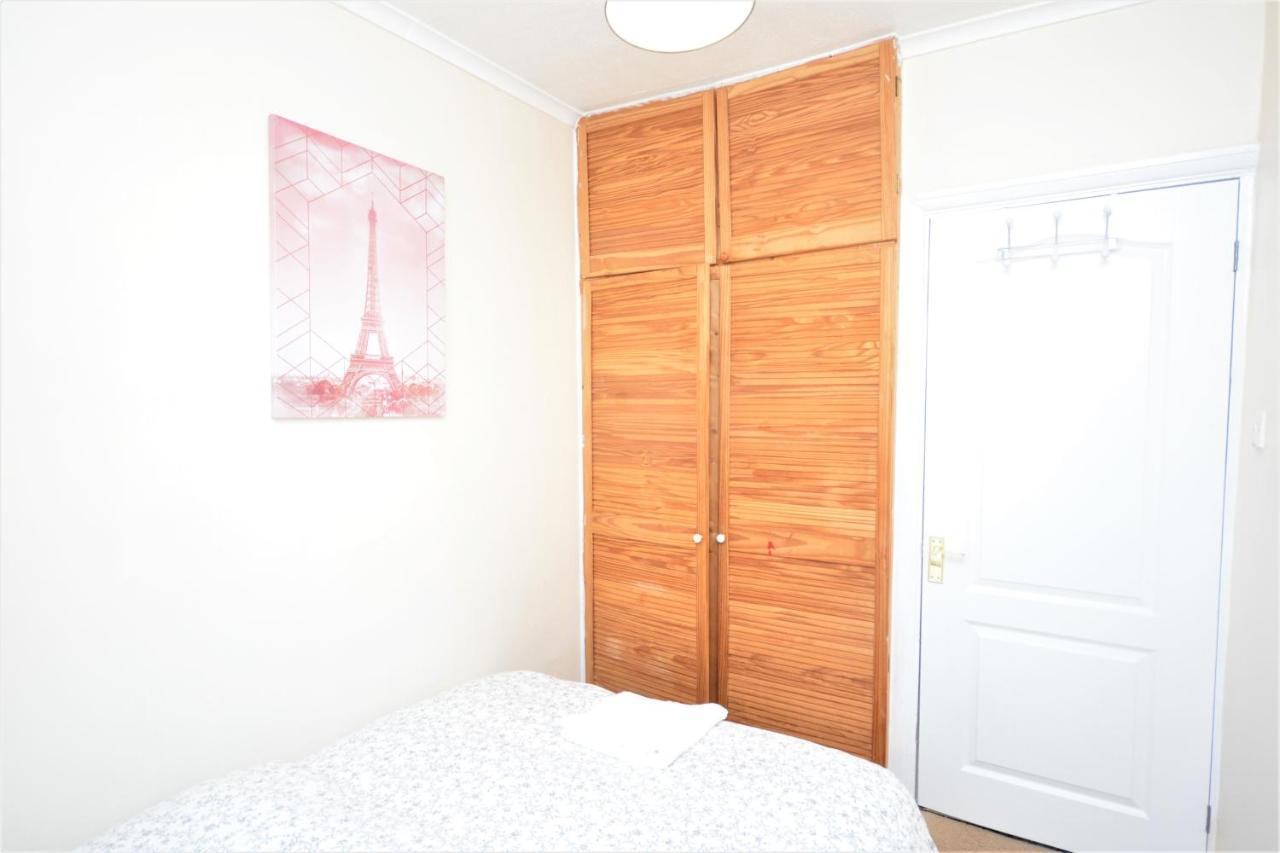 London Deluxe 3 Bedroom House With Parking Space Dagenham Exterior photo