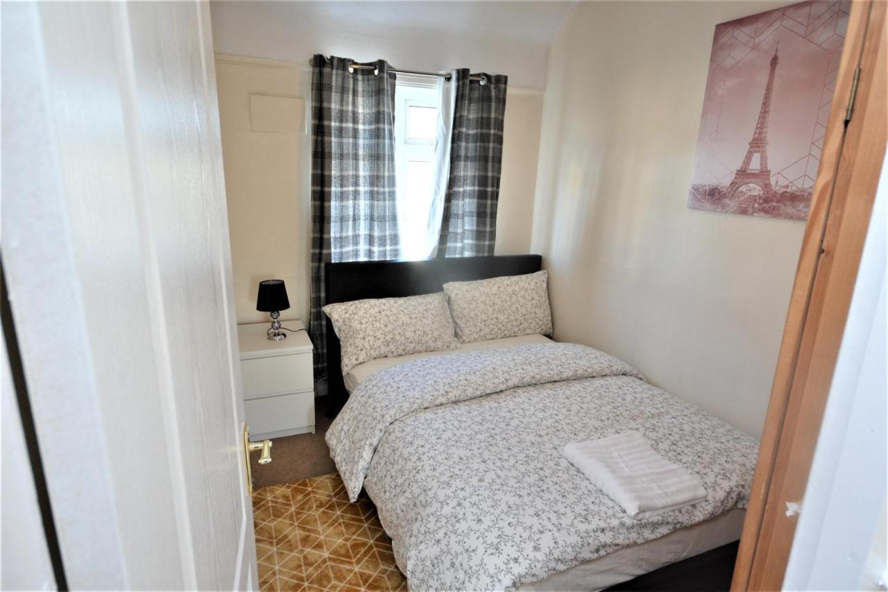 London Deluxe 3 Bedroom House With Parking Space Dagenham Exterior photo